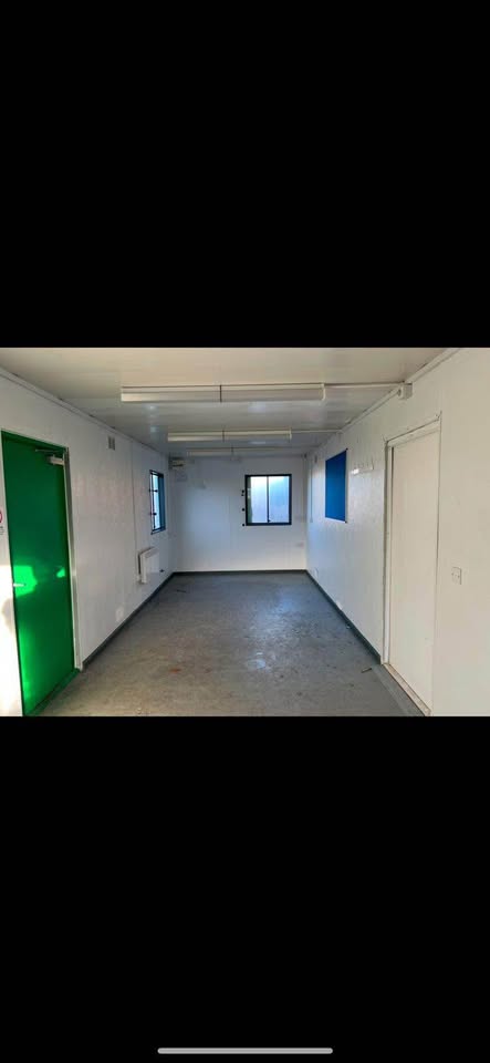 32 x 10ft AV open plan office container cabin. Heaters, sockets, and keys