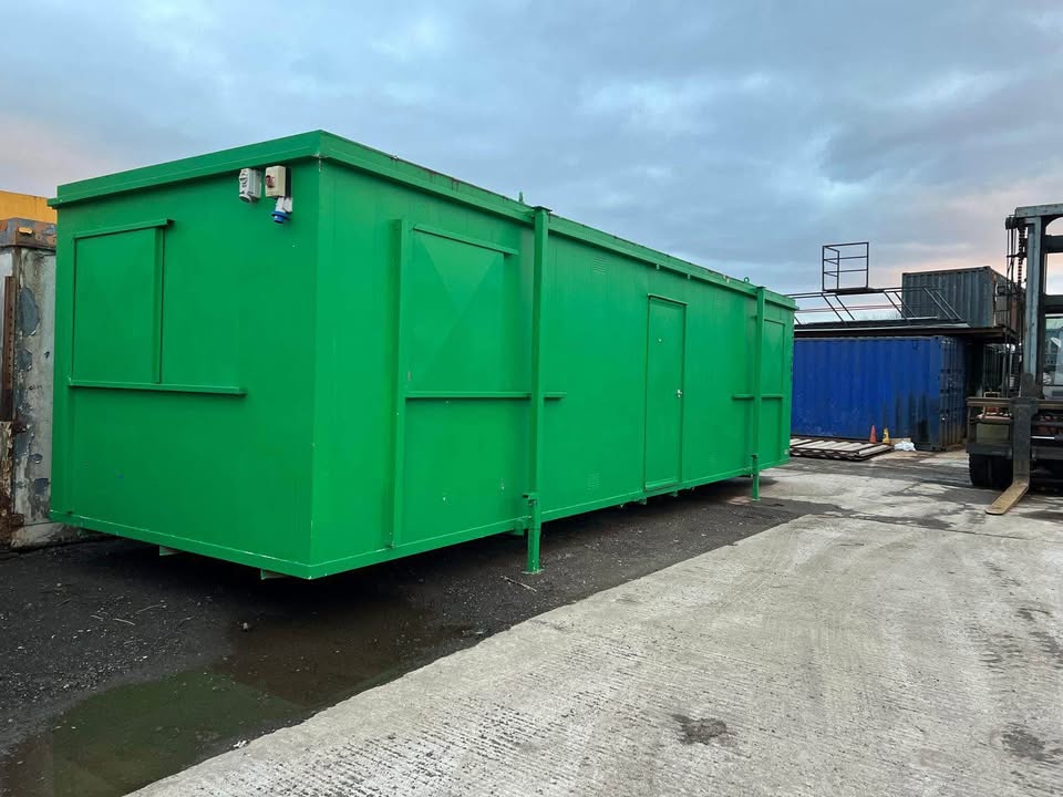 32 x 10ft AV open plan office container cabin. Heaters, sockets, and keys